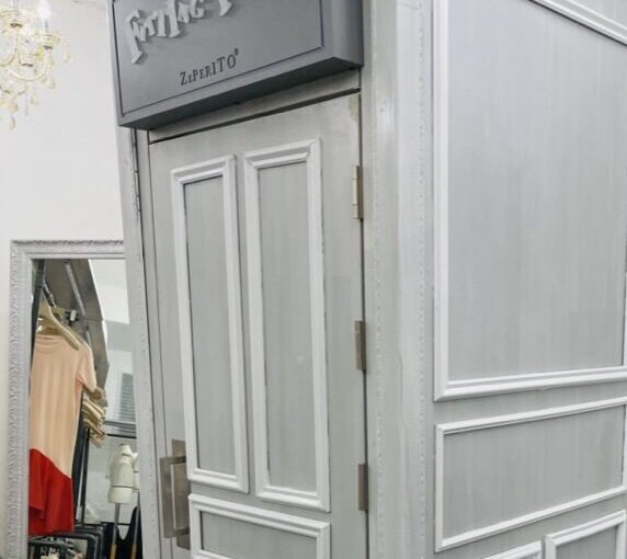 Zeperito Wonderland Fitting Room! Sign