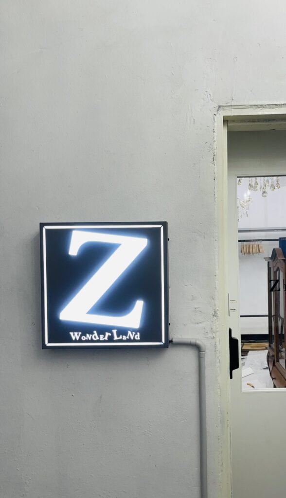 Zeperito Wonderland Z in Sign