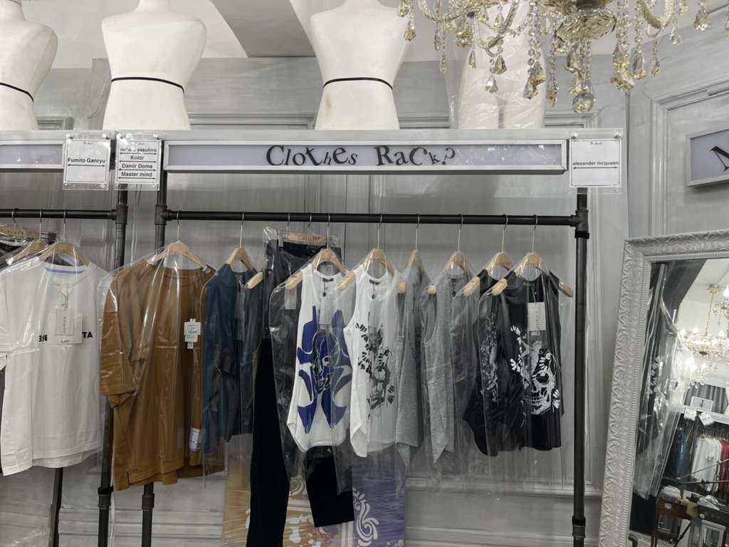 Zeperito Wondreland Clothes Rack Sign